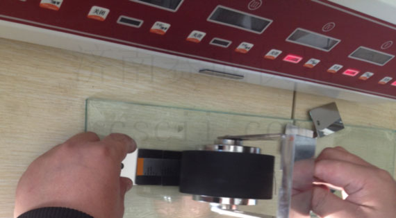 運用(yòng)濟南国产欧美日韩精品a在线观看CZY-6S持(chí)粘性檢測儀(yí),測試不幹膠標簽持粘性試驗 運用濟南賽(sài)成CZY-6S持粘性檢測儀,測(cè)試不幹膠標簽(qiān)持(chí)粘性試驗